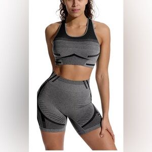 SEAMLESS HIGH WAIST YOGA SHORTS AND SPORTS BRA SET SIZE LARGE IN GREY